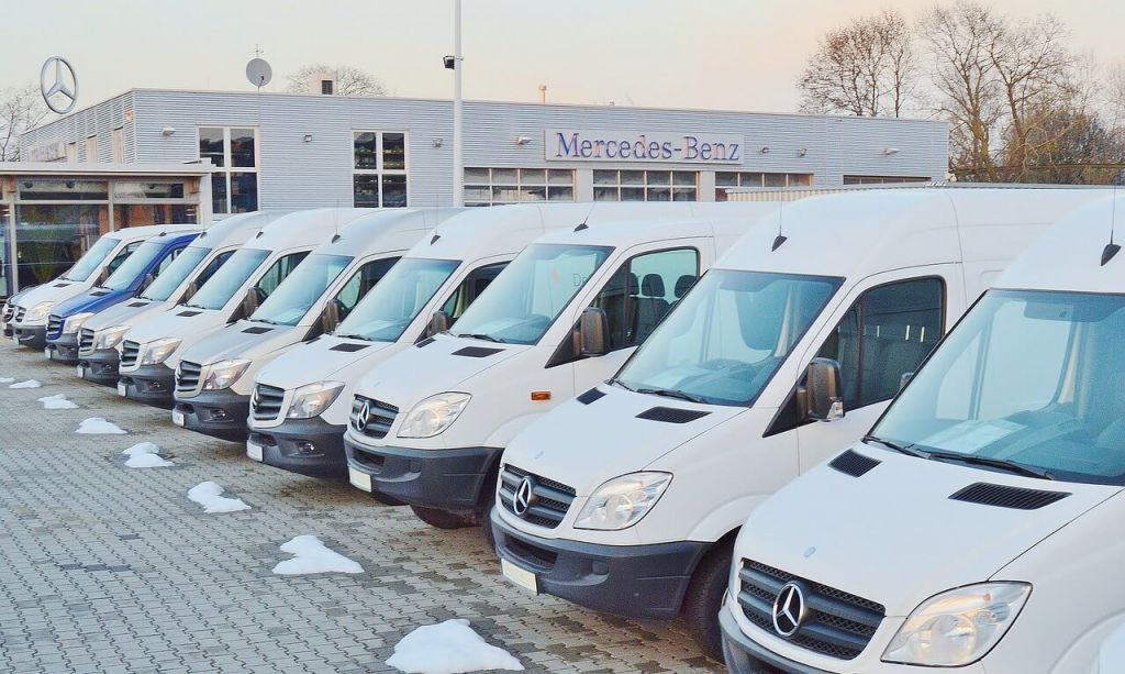 car-dealers-587556_1280.jpg CRM для автосалона, автодилера